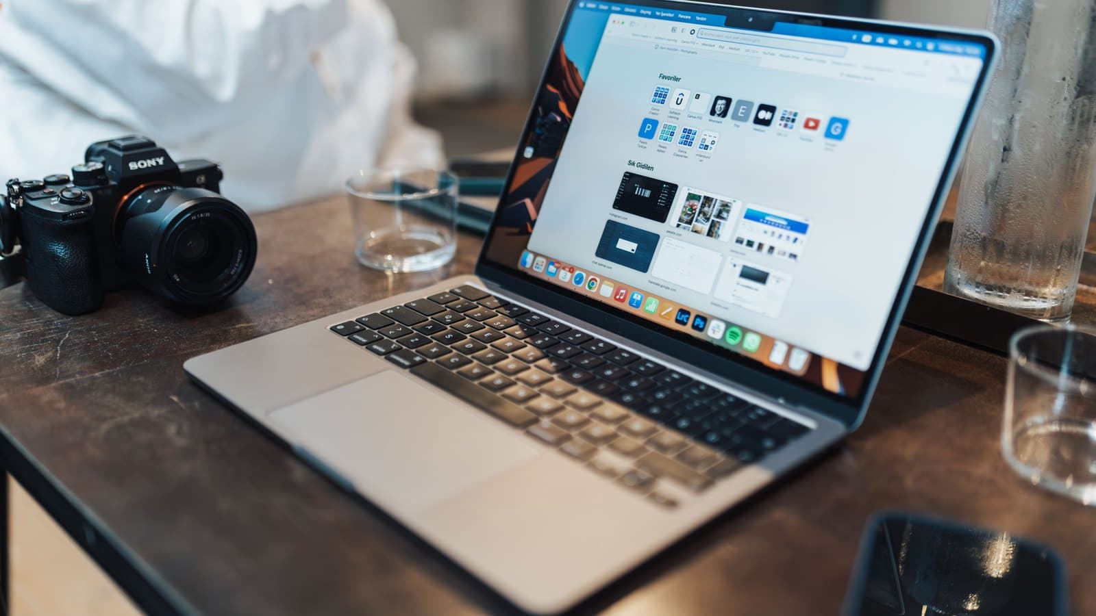Laptop na biurku — konfiguracja odtwarzacza Kodi do oglądania IPTV na komputerze