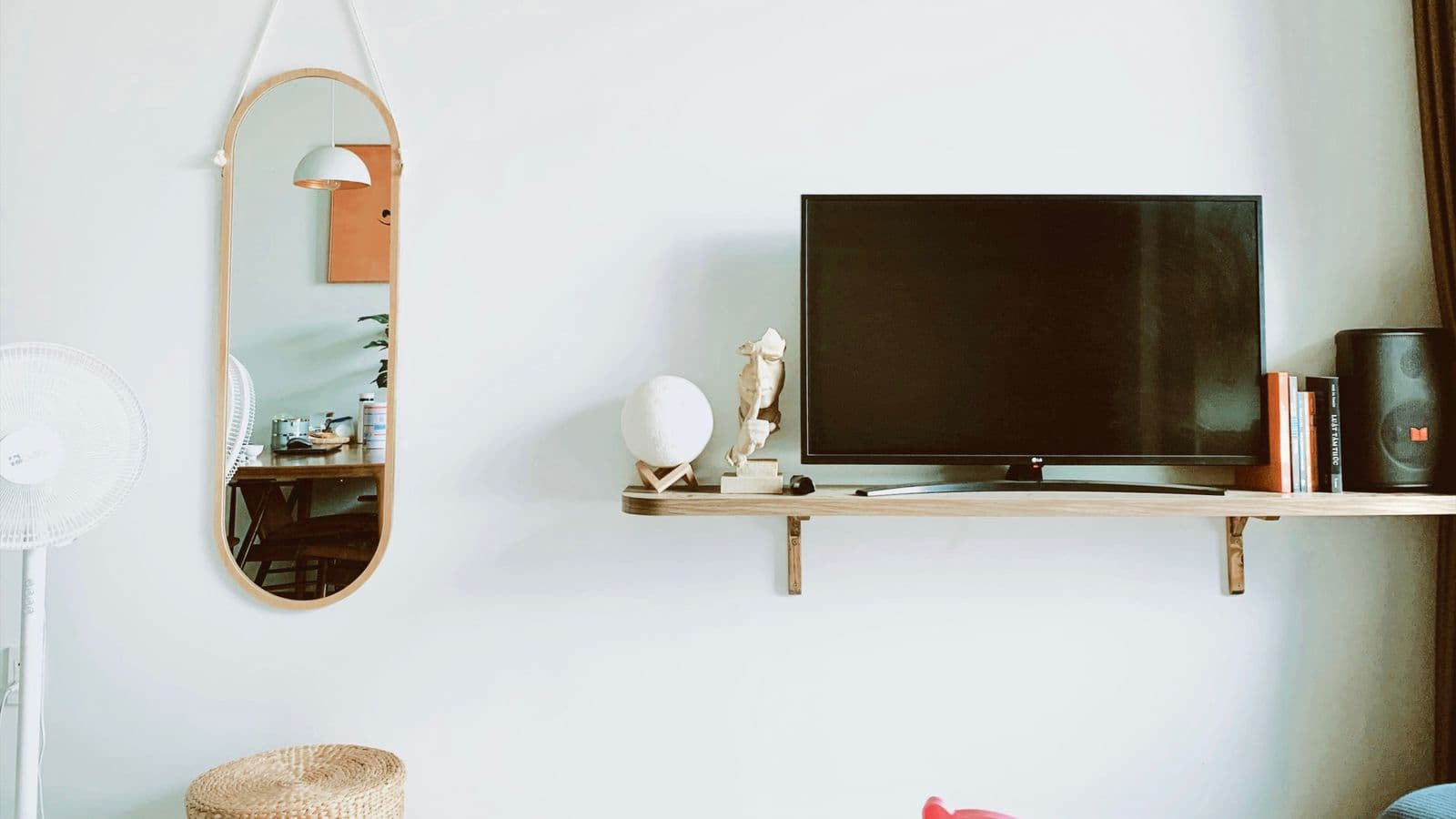 Abstrakcyjna ilustracja pendrive'a Fire TV Stick podłączonego do gniazda HDMI telewizora