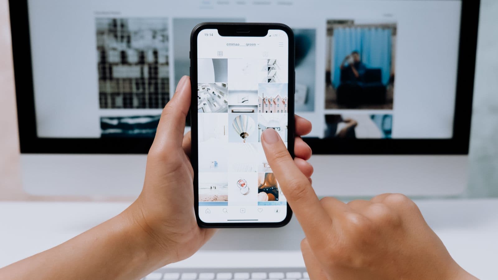 Dłonie trzymające smartfon z otwartą aplikacją, gotowy do oglądania telewizji online w drodze