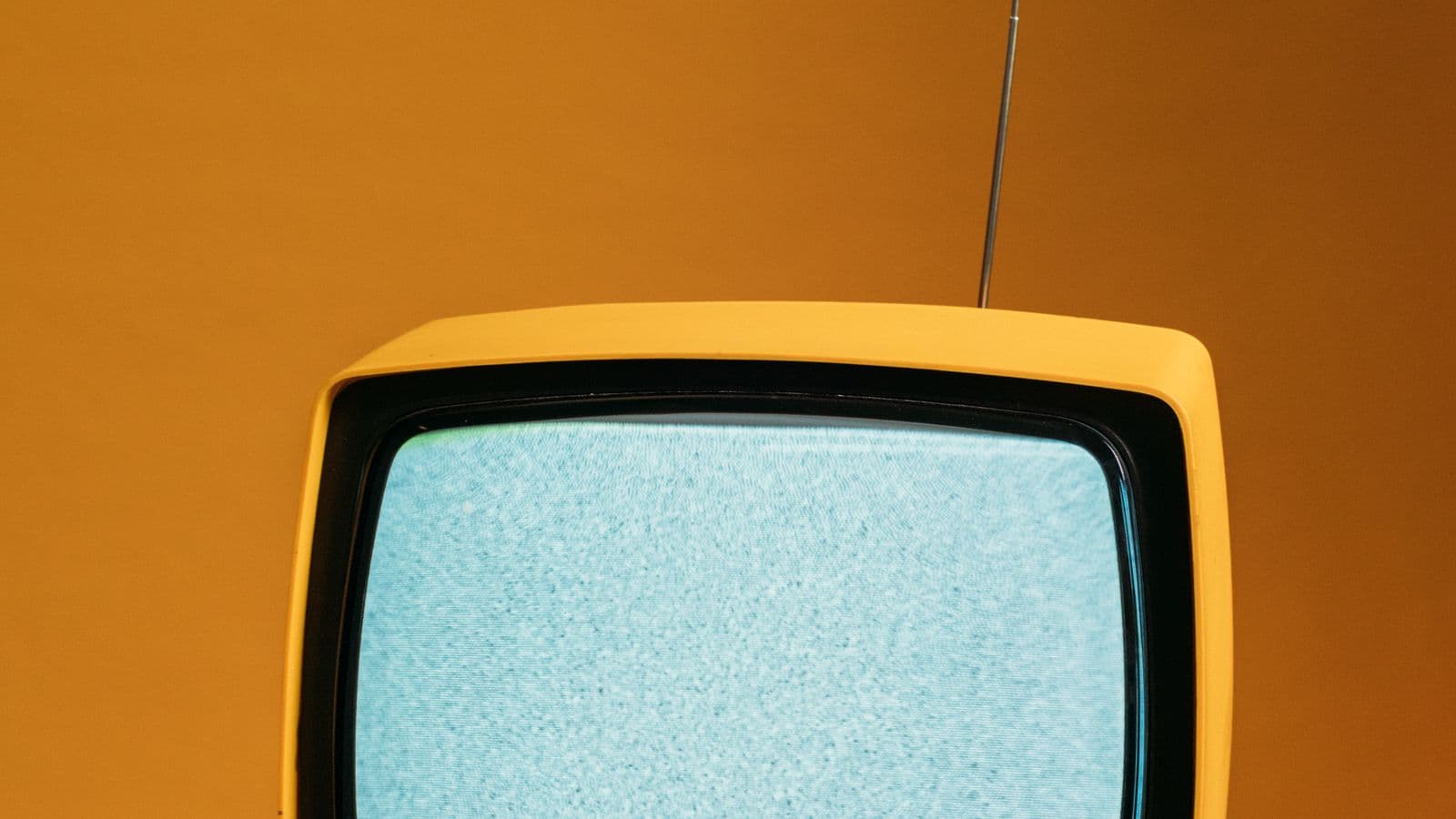 Telewizor pokazujący szum i zakłócenia zamiast obrazu — symbol zacinającego się sygnału