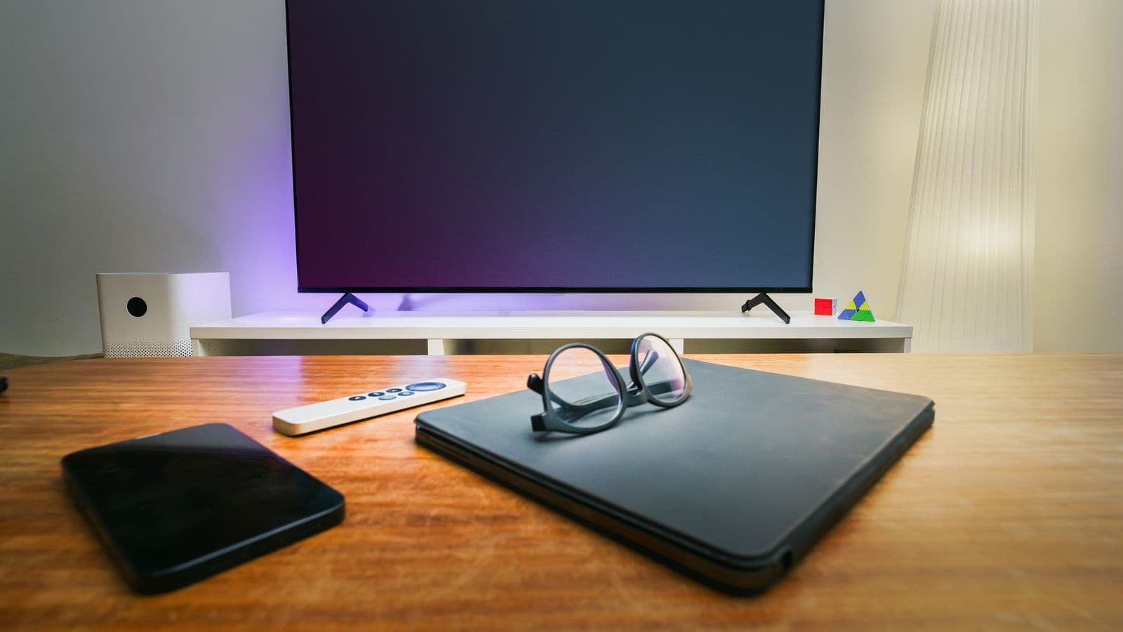 Osoba analizuje opinie o dostawcach IPTV na laptopie
