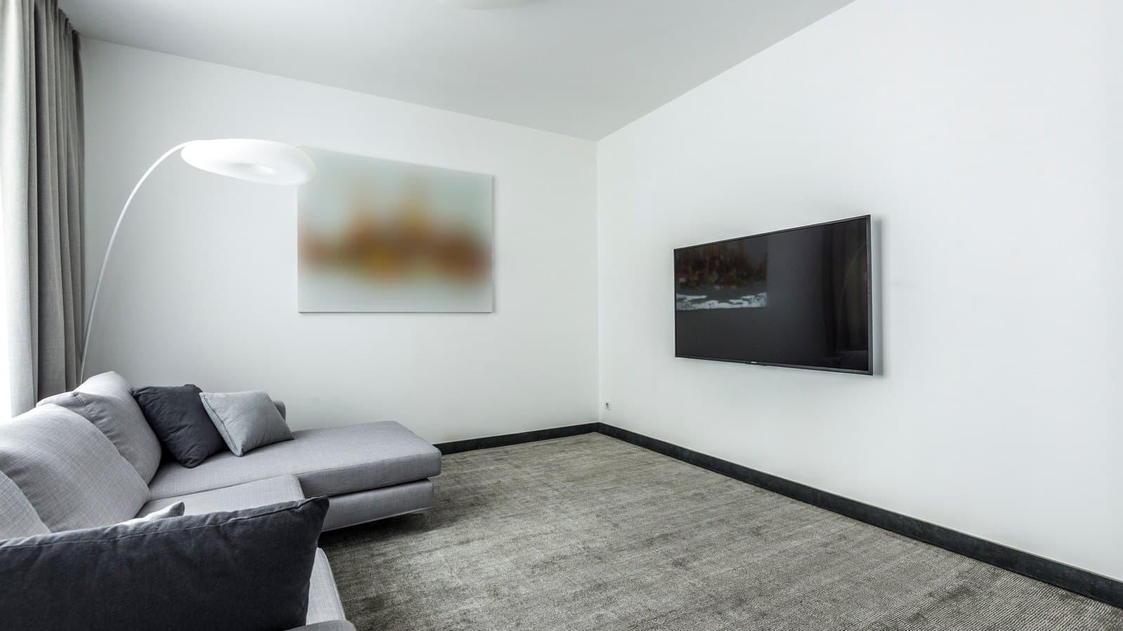 Nowoczesny salon z telewizorem na ścianie, gotowym do instalacji i aktywacji aplikacji Smart IPTV